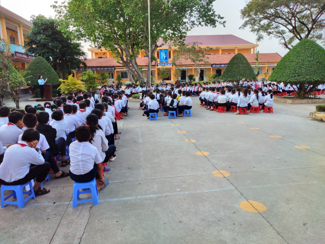 Quyết định 4246/QĐ-BGDĐT của Bộ Giáo dục và Đào tạo Phê duyệt tài liệu hướng dẫn giáo viên tích hợp giáo dục lý tưởng cách mạng, đạo đức, lối sống cho học sinh tiểu học trong các môn học (Đạo đức, Tiếng Việt, Hoạt động trải nghiệm).